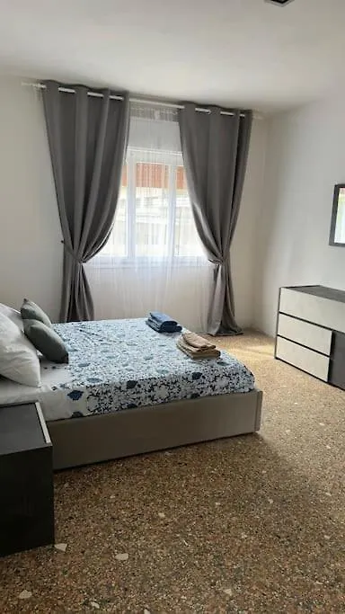 Venice Grey Apartment location
